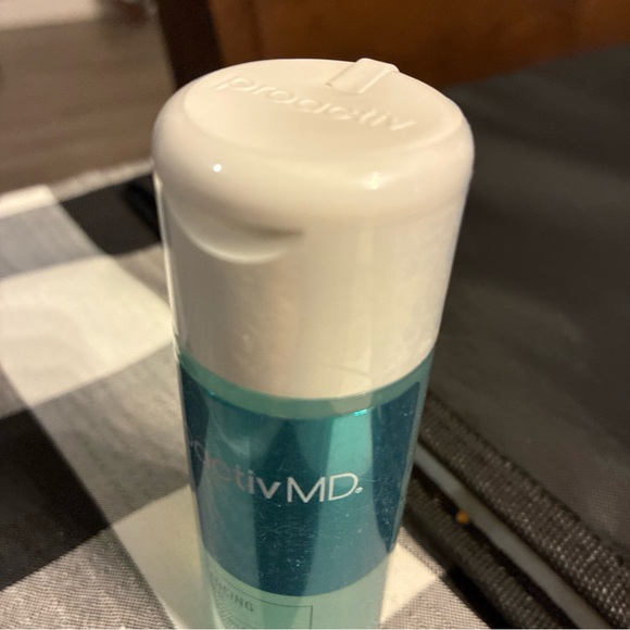 Proactiv MD Cleanser - White and Blue - Picture 1 of 3